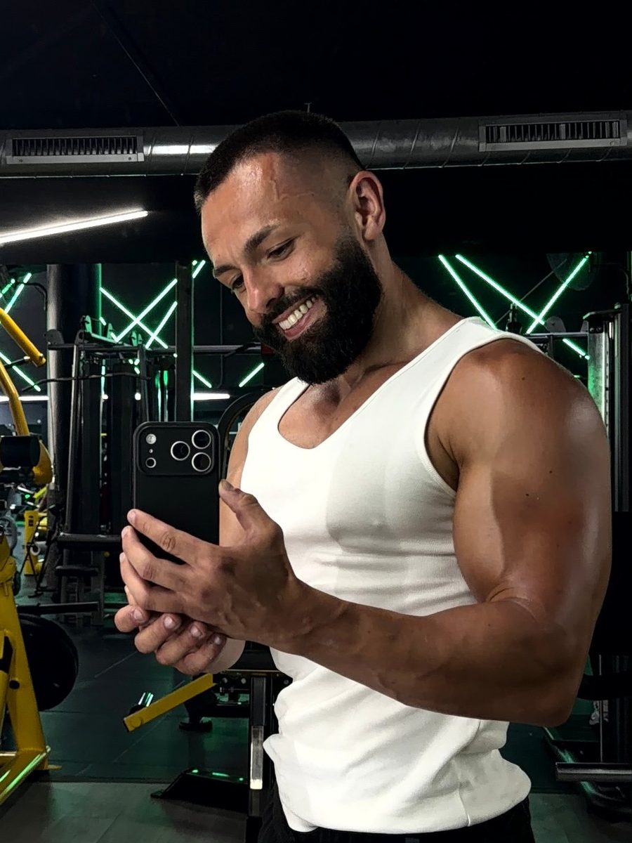 David entrenando en el gimnasio